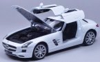 Welly Red / White / Black 1:24 Scale Diecast BENZ SLS AMG Model