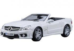 White 1:18 Scale Maisto Diecast Mercedes-Benz SL63 AMG Model