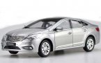 1:18 Scale White / Silver Diecast Hyundai Azera Model