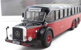 Red-Black 1:43 Scale Die-Cast Mercedes-Benz Coach Model