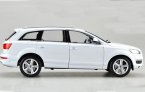 Black / White 1:18 Scale Welly Diecast Audi Q7 SUV Model