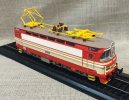 1:87 Scale Red-White Atlas Rada 230 059-8 1966 Train Model