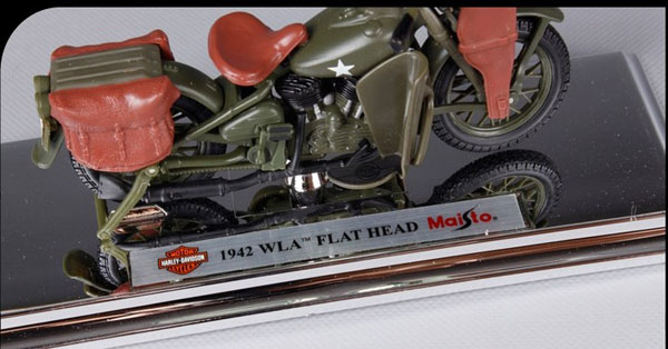 MOTO 1/18 HARLEY DAVIDSON WLA FLAT HEAD 1942 US ARMY COQUE 