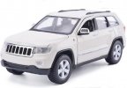 Red / White 1:24 Scale Maisto Jeep Grand Cherokee Laredo Model