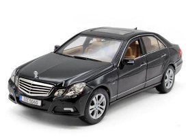 Black / Wine Red 1:18 Scale Maisto Mercedes-Benz E-Class Model