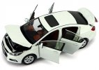 1:18 Scale White / Red 2015 Diecast Chevrolet Cruze Model