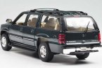 Red /Green 1:24 Welly Diecast 2001 Chevrolet Suburban Model
