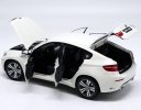 White 1:18 Scale Kyosho Diecast BMW X6 M Model