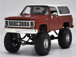 1:24 Scale Red / Yellow Soreal Diecast Chevrolet SUV Model