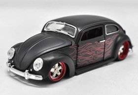 Black / Red 1:24 Scale Maisto Diecast 1967 VW Beetle Model