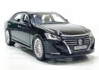 1:24 Scale Black / White Diecast Toyota Crown Toy