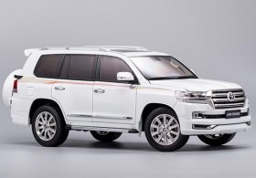 1:18 Scale White Diecast 2019 Toyota Land Cruiser LC200 Model