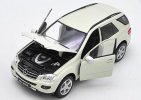 White 1:24 Scale Welly Diecast Mercedes-Benz ML 350 Model