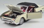 Welly 1:18 Creamy White Diecast 1962 Ford Thunderbird Model