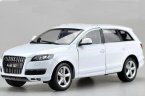 Black / White 1:18 Scale Welly Diecast Audi Q7 SUV Model