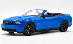 Blue Maisto 1:18 Diecast 2010 Ford Mustang GT Convertible Model