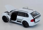 White 1:18 Welly Diecast Porsche Cayenne Turbo Model