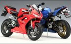 Welly Red / Blue 1:10 Scale Diecast Triumph Daytona 675 Model