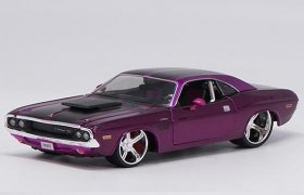 1:24 Purple MaiSto Diecast 1970 Dodge Challenger R/T Model
