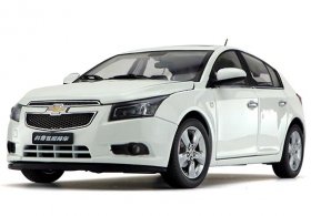 White / Golden 1:18 Scale Diecast Chevrolet Cruze Model