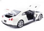 Red / White / Silver 1:18 Bburago Diecast 2009 Nissan GT-R Model