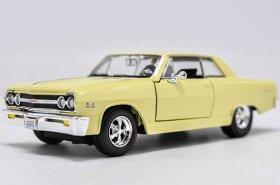 1:24 Scale Creamy White Maisto Diecast Chevrolet Malibu SS Model