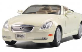 White / Red 1:18 Scale Welly Diecast Lexus SC430 Model