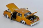 Purple / Golden 1:26 Maisto Diecast Chevrolet Caprice Model