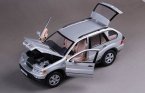 Silver 1:18 Scale MotorMax Diecast BMW X5 Model