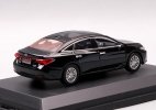 1:43 Scale White / Black Diecast 2019 Toyota Avalon Model