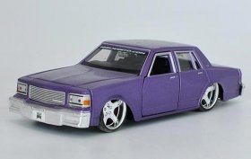 Purple / Golden 1:26 Maisto Diecast Chevrolet Caprice Model