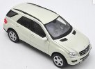 White 1:24 Scale Welly Diecast Mercedes-Benz ML 350 Model