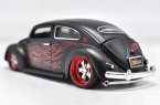 Black / Red 1:24 Scale Maisto Diecast 1967 VW Beetle Model