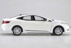 1:18 Scale White / Silver Diecast Hyundai Azera Model