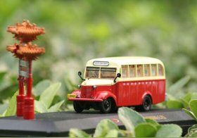 Red-Yellow 1:64 Scale Die-Cast BeiJing City Bus Model