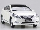 1:18 Scale White / Silver Diecast Hyundai Azera Model