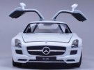 Welly Red / White / Black 1:24 Scale Diecast BENZ SLS AMG Model