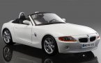 White / Gray 1:24 Scale Bburago Diecast BMW Z4 Model