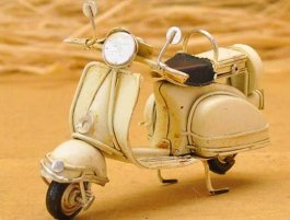 1:18 Scale Retro White /Red /Blue Tinplate Vespa Scooter Model