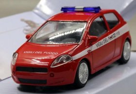 Red 1:43 Scale Mondo Motors Diecast Fiat Grande Punto Model