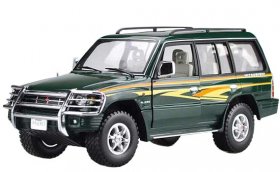 1:18 Army Green Sunstar Diecast Mitsubishi Pajero Model