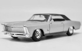 Maisto Silver 1:24 Scale Diecast 1965 Buick Riviera Model