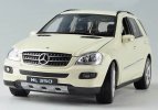 Creamy White 1:18 Scale Welly Diecast Mercedes Benz ML350 Model