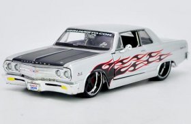 1:24 Scale Silver Maisto Diecast Chevrolet Corvette Model