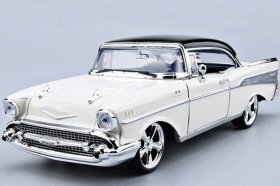 White 1:18 MotorMax Diecast 1957 Chevrolet Bel Air Model