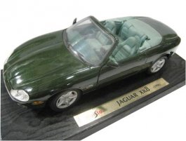Blue / Green 1:18 Scale Maisto Diecast 1996 Jaguar XK8 Model
